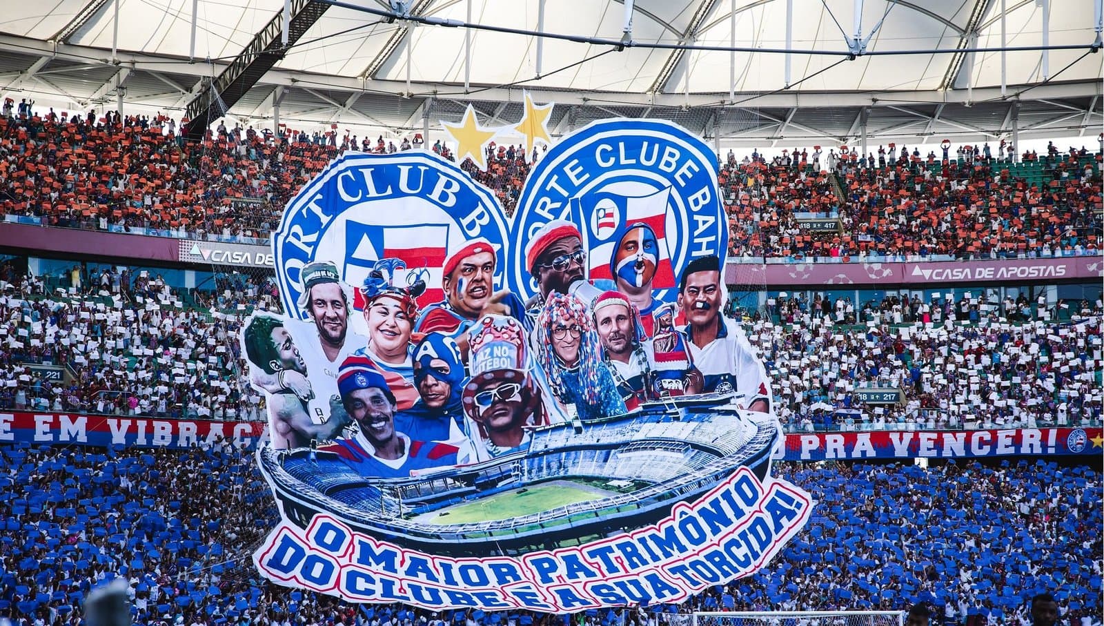 Torcida do Bahia lota a Arena Fonte Nova com mosaico e bandeirão, mostrando a força da maior torcida do Nordeste.