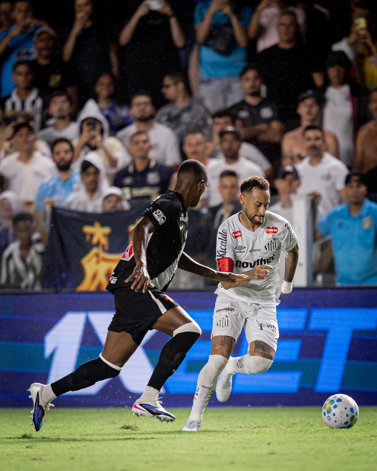 Neymar brilha, marca dois gols e Santos afunda o Vasco na zona de rebaixamento do Brasileirão; veja como foi o jogo